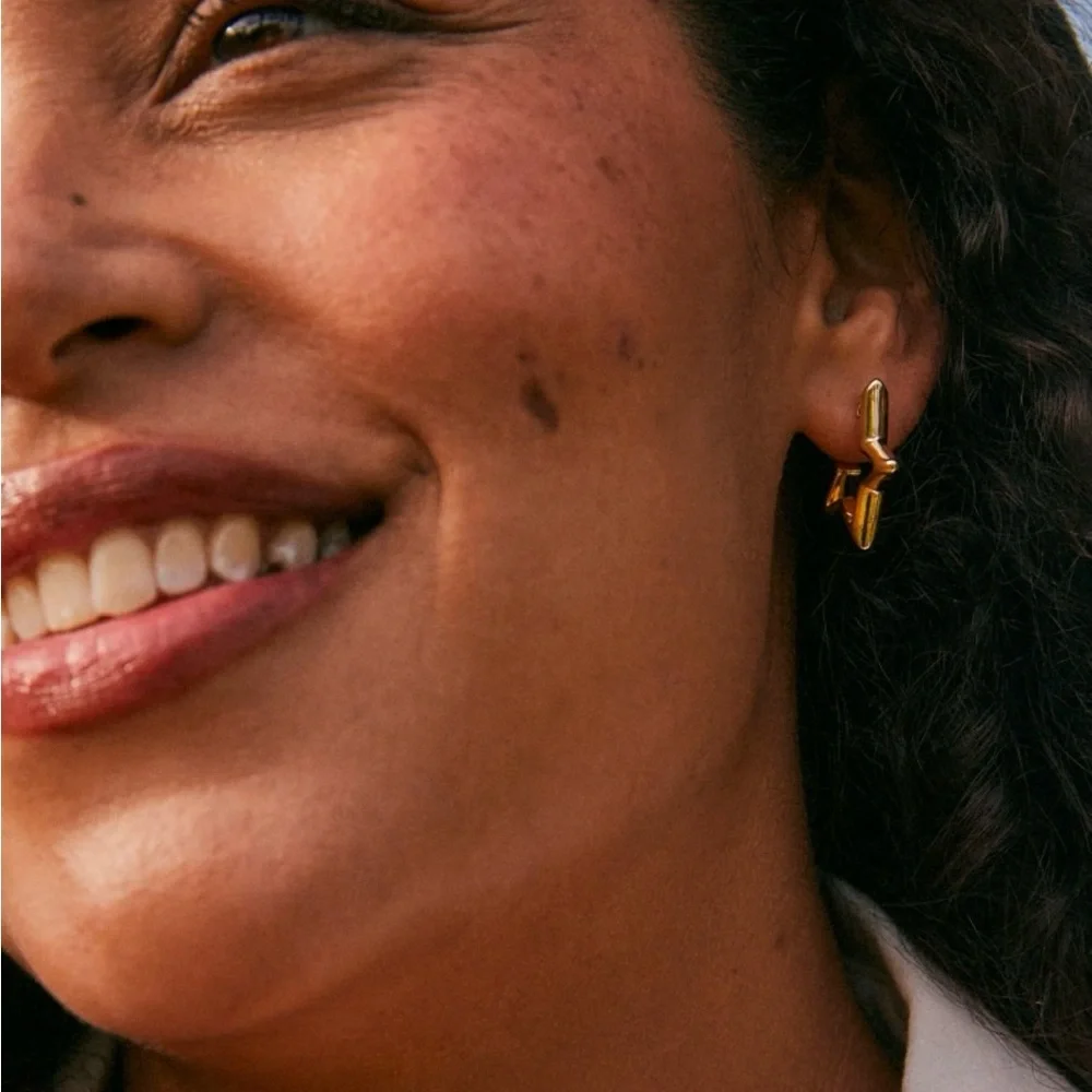 NWT-Kendra Scott Star Huggie Earrings in Gold - Picture 3 of 10